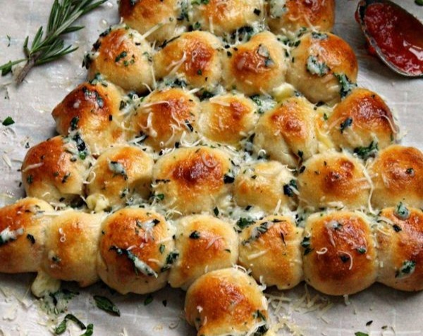 Yummy Cheesy Pull Apart Christmas Tree Bread Appetizer overview